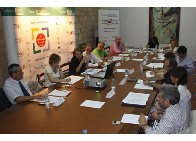 Comisionados y Secretarios durante la reunión