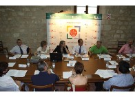Comisionados y Secretarios durante la reunión