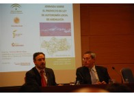 Felipe López durante su ponencia, junto a  Antonio Martín Mesa