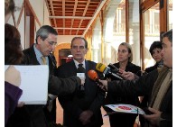 Moisés Muñoz Pascual atendiendo a los medios de comunicación