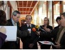 Moisés Muñoz Pascual atendiendo a los medios de comunicación