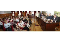 Panorámica de la mesa y de los asistentes a la presentación