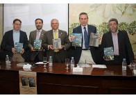 Directores y editores con los libros que se iban a presentar