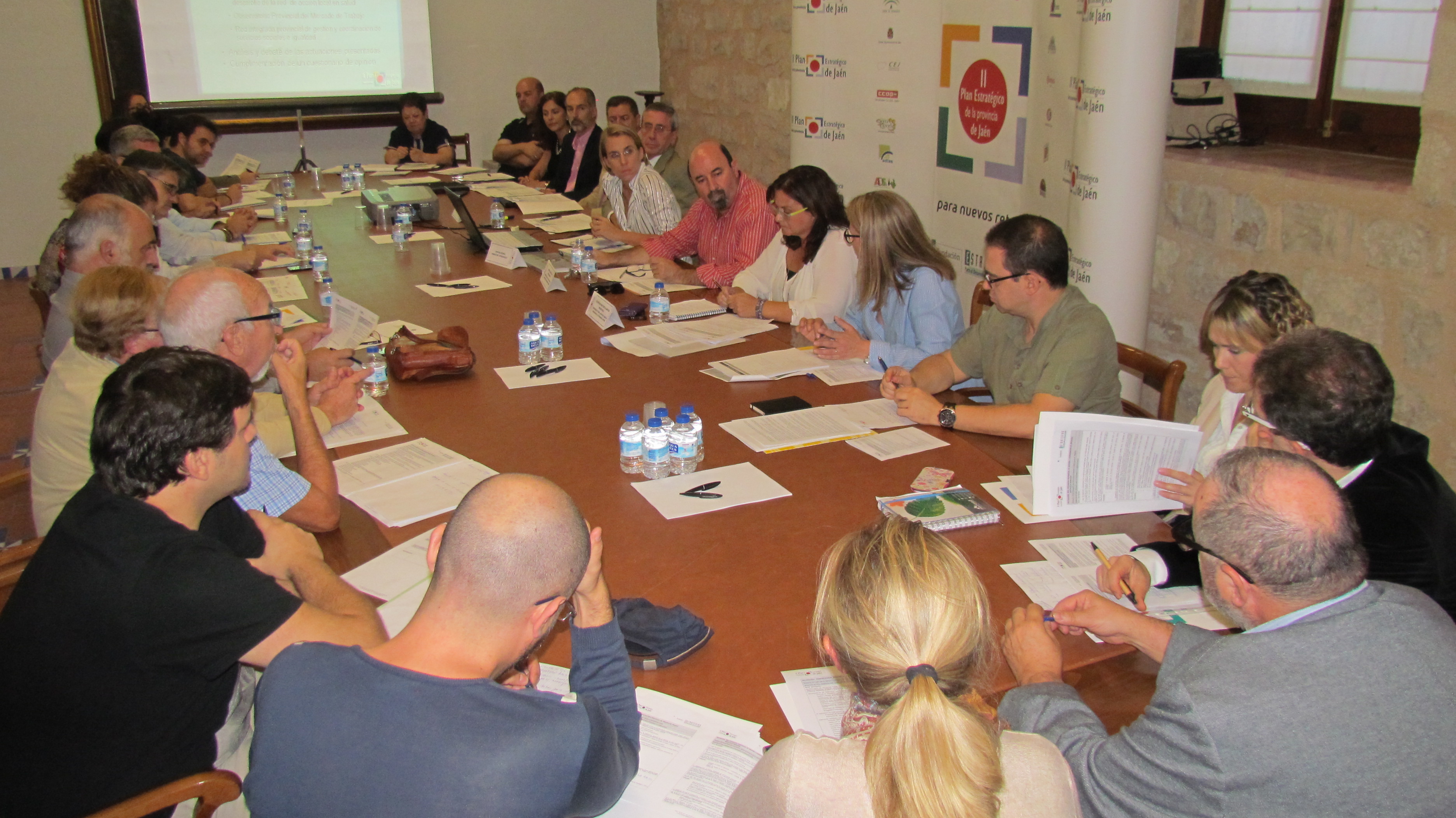 Miembros de la comisión de seguimiento e impulso de la Estrategia 8 durante la reunión