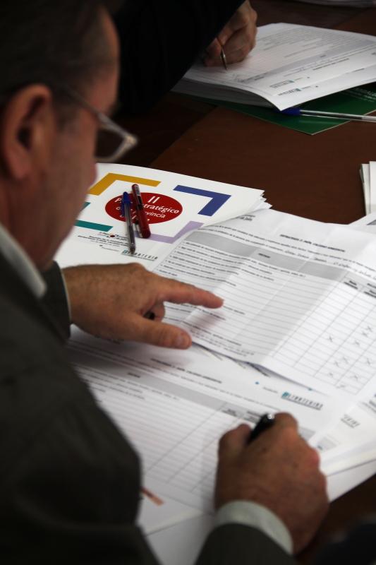 Asistente cumplimentando los cuestionarios de hechos y retos