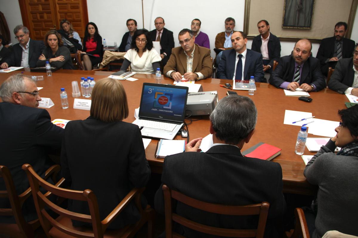 Miembros de la Comisión de Estrategia 3 durante la reunión