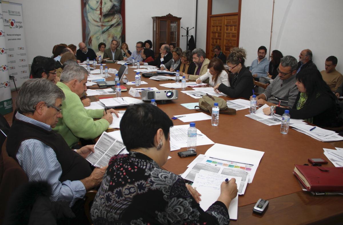 Miembros de la Comisión de Estrategias 8 durante la reunión