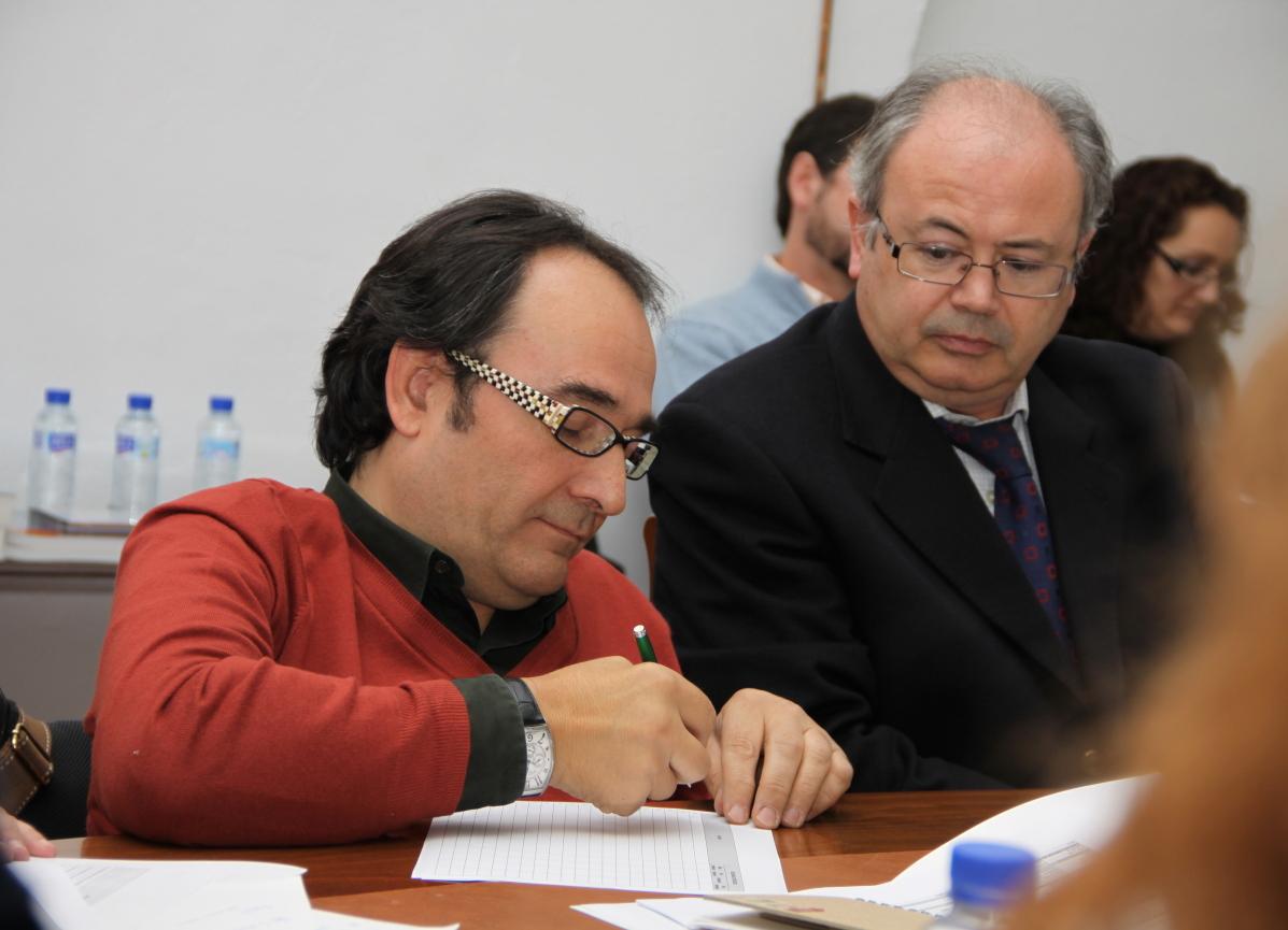 Alfonso Huertas Marchal cumplimentando los cuestionarios