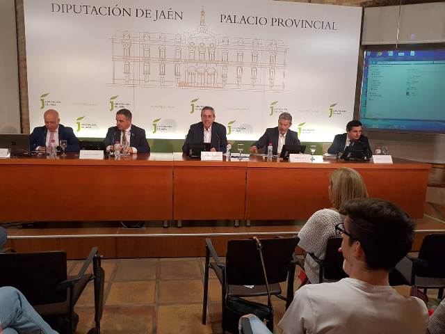 Diálogo (28 de mayo): Brexit y transporte por carretera. Ponente: R. Valdivia (ASTIC y CEOE). Dialogan: R. Peralta (Coleg. Economistas Jaén), A. Martín Mesa (UJA) y M. Ruiz (ASOTRAMER)