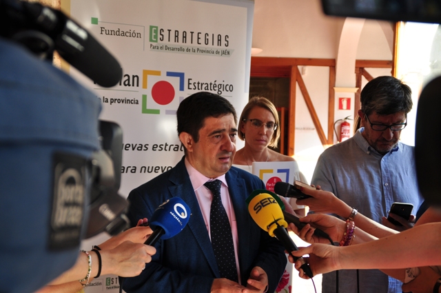 Intervención de Francisco Reyes ante los medios de comunicación en los momentos previos a la reunión