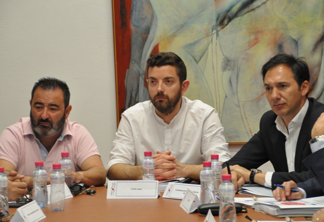 A. García (UGT), F. Cantero (CCOO) y M. Azañón (CEJ)