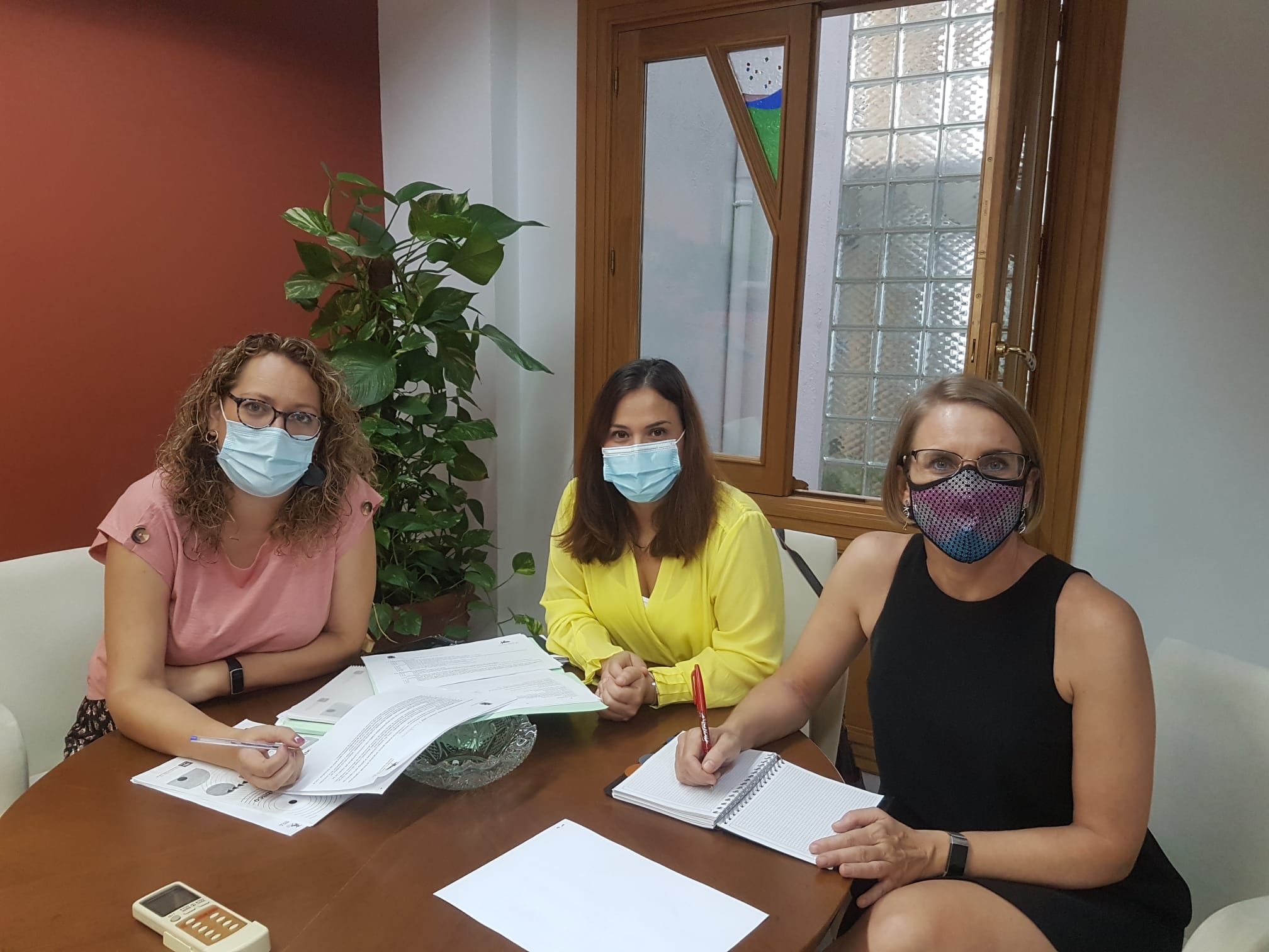 Con la concejala delegada de Políticas Sociales del Ayuntamiento de Jaén y con la directora gerente del Patronato de Asuntos Sociales, interesadas por la labor que realiza la Oficina Técnica de la Fundación 