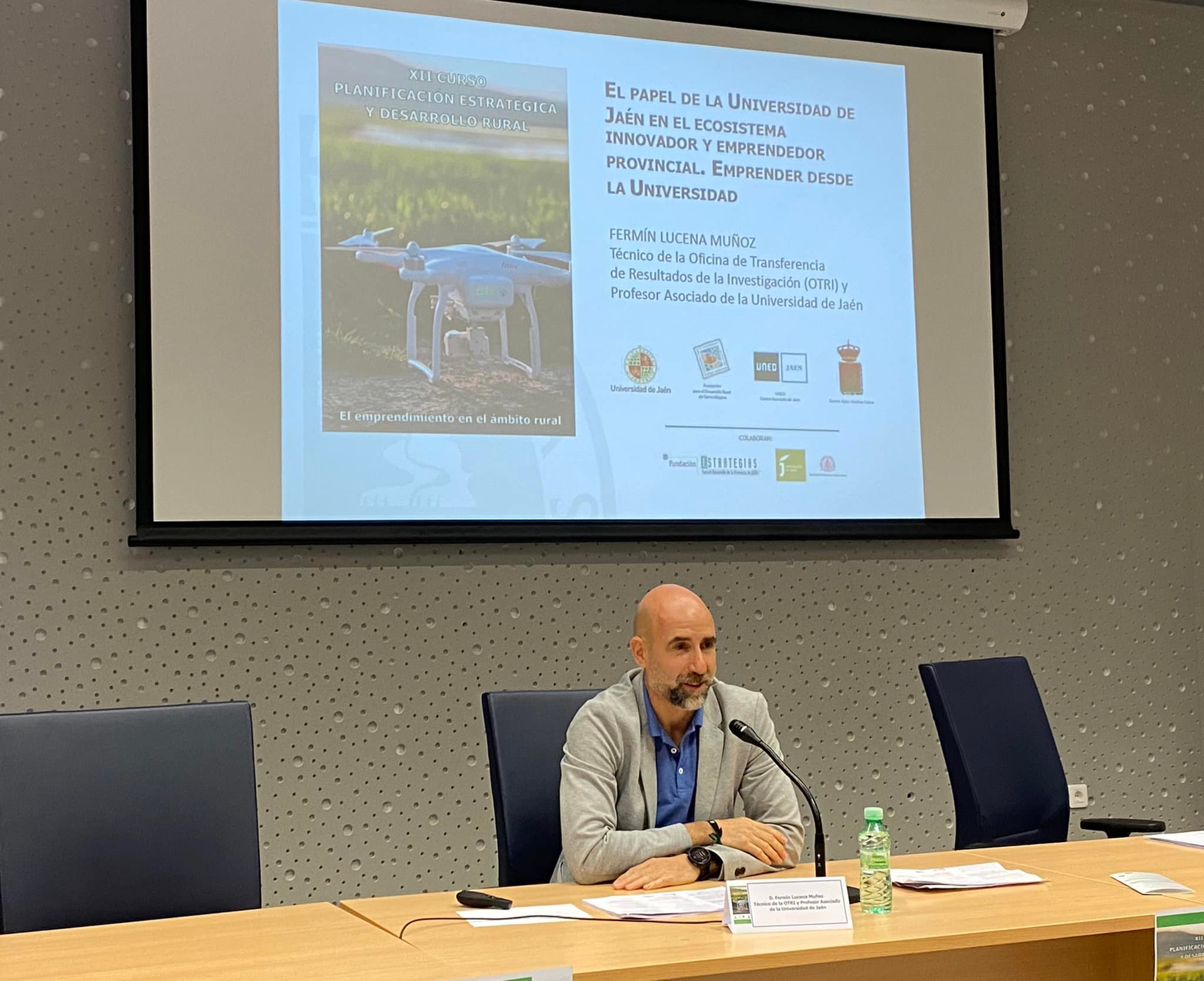 Ponencia: El papel de la Universidad de Jaén en el ecosistema innovador y emprendedor provincial. Emprender desde la Universidad. Intervino Fermín Lucena (Técnico de la OTRI y Profesor Asociado de la Universidad de Jaén)