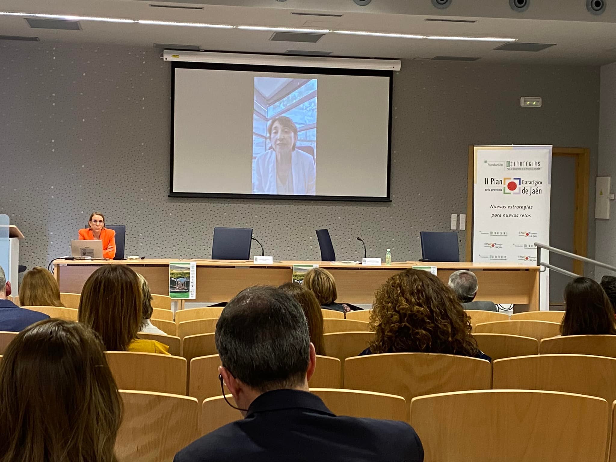 Ponencia: Programa Desafío Mujer Rural. Intervino Begoña Suárez (Subdirectora General para el Emprendimiento del Instituto de las Mujeres del Ministerio de Igualdad)