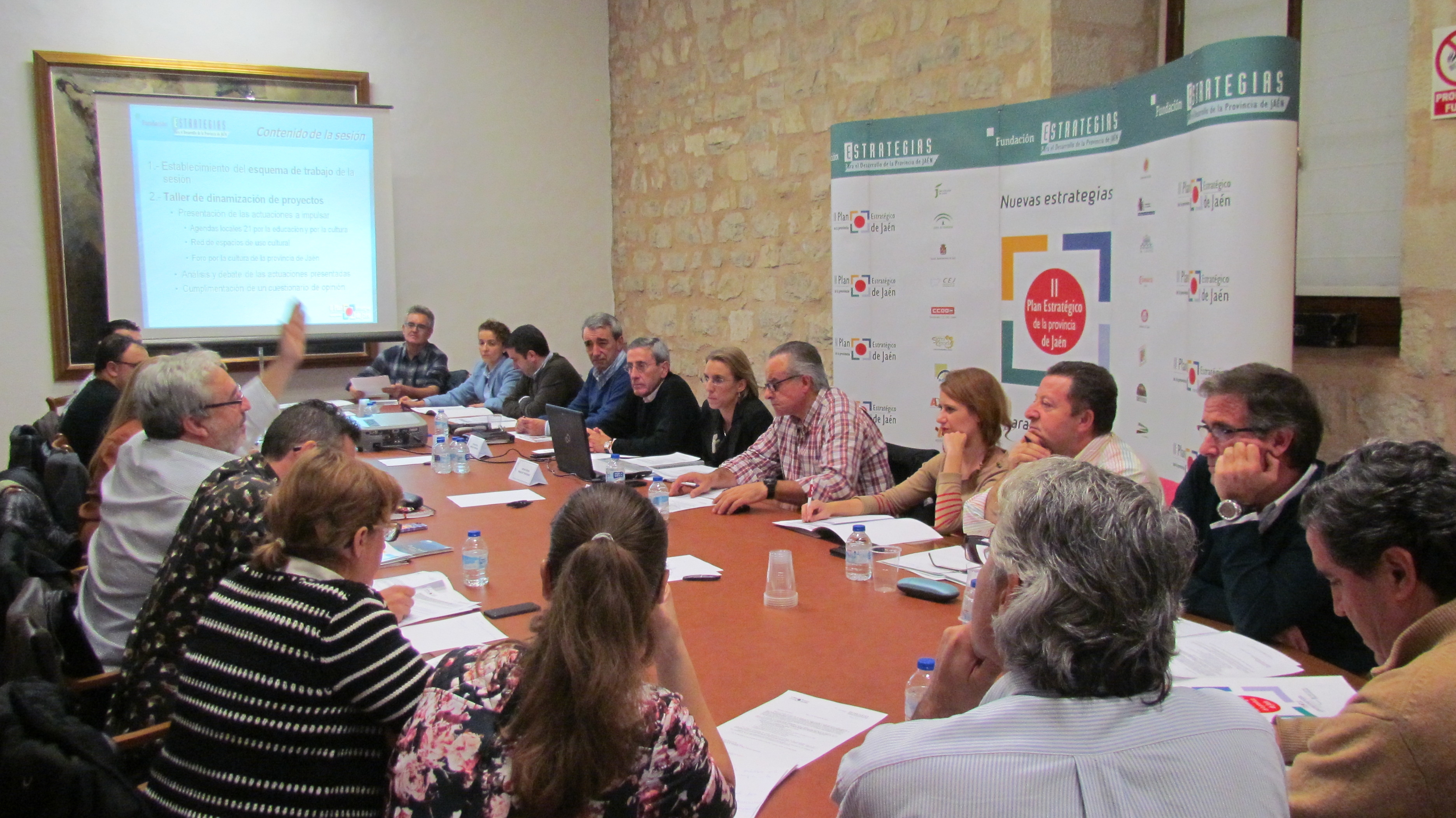 Miembros de la comisión de seguimiento e impulso de la Estrategia 4 durante la reunión