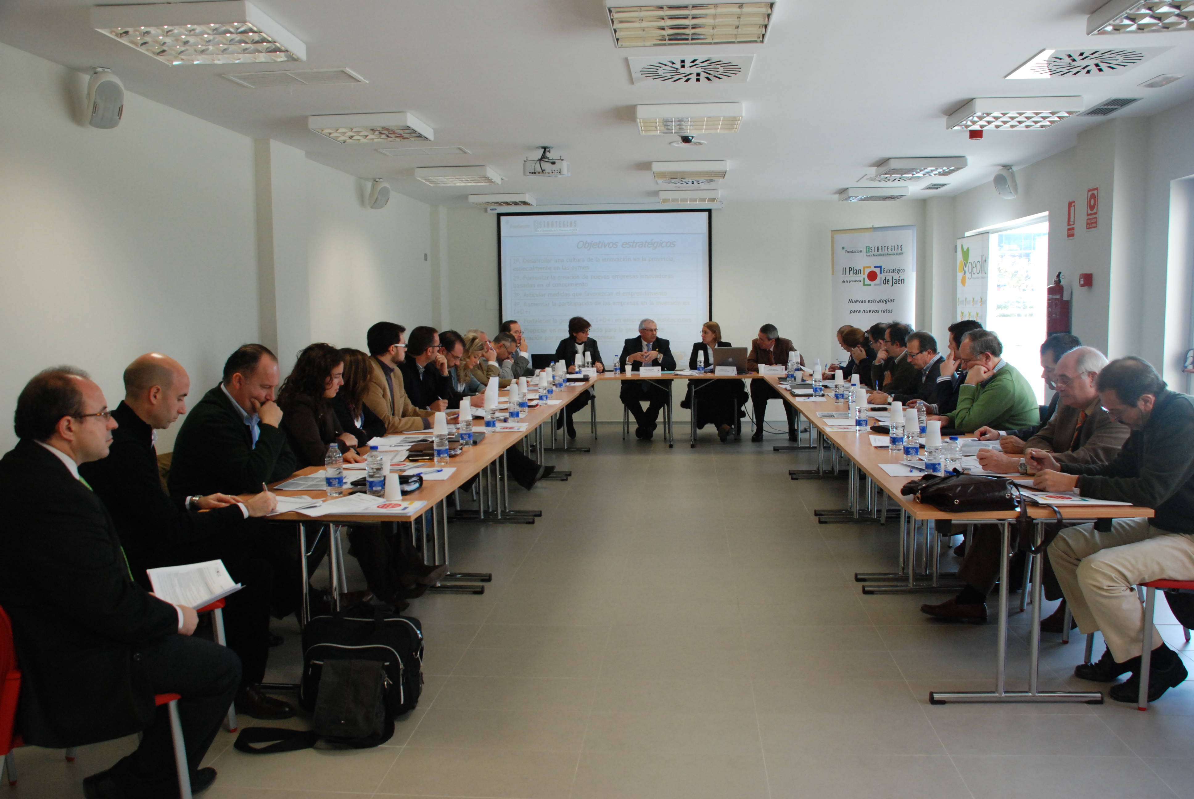 Miembros de la Comisión de Estrategia 3 durante la reunión