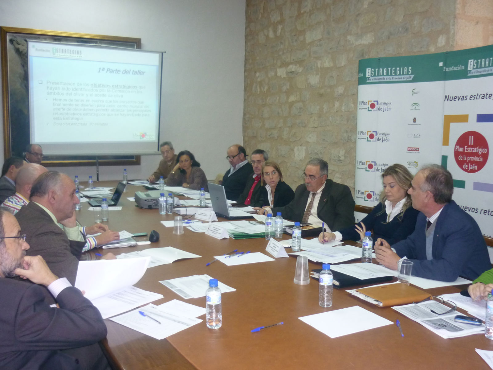 Miembros de la Comisión de Estrategia 6 durante la reunión