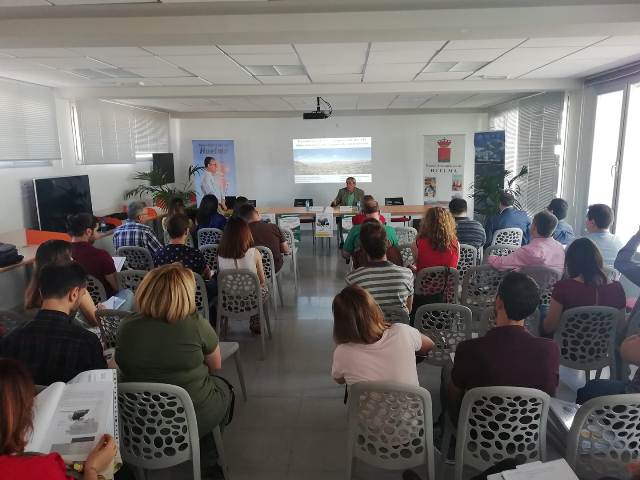 Ponencia: La contribución de los Parque Naturales a la dinamización socioeconómica de sus territorios. Intervino José D. Sánchez (Universidad de Jaén)
