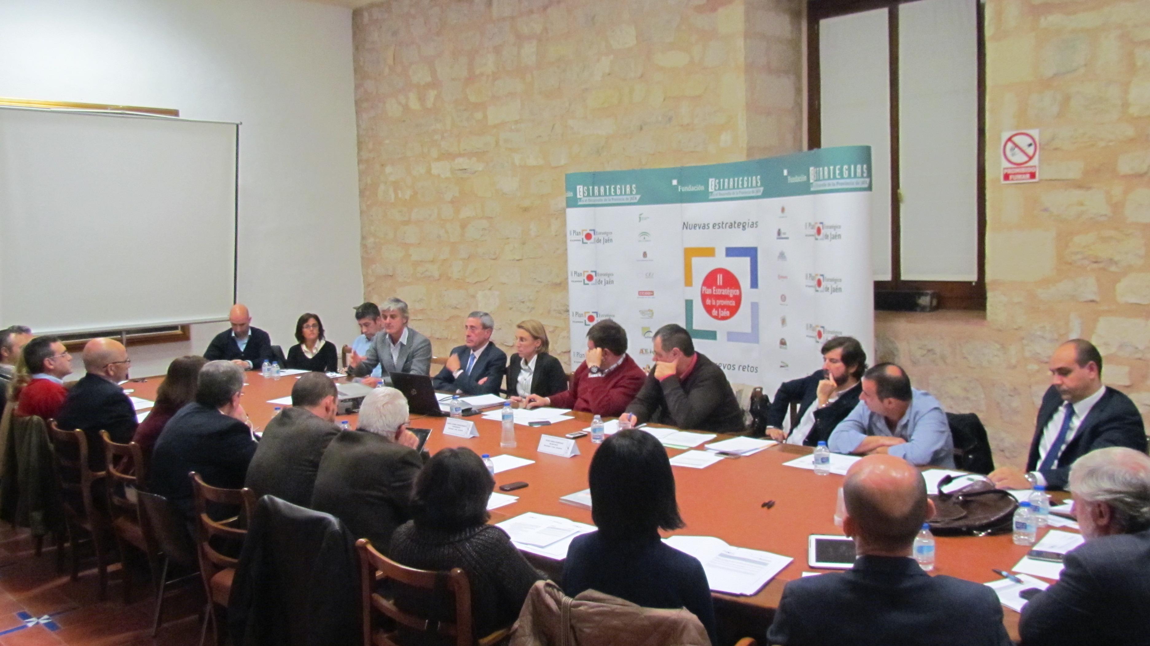 Miembros de la comisión de seguimiento e impulso de la Estrategia 1 durante la reunión