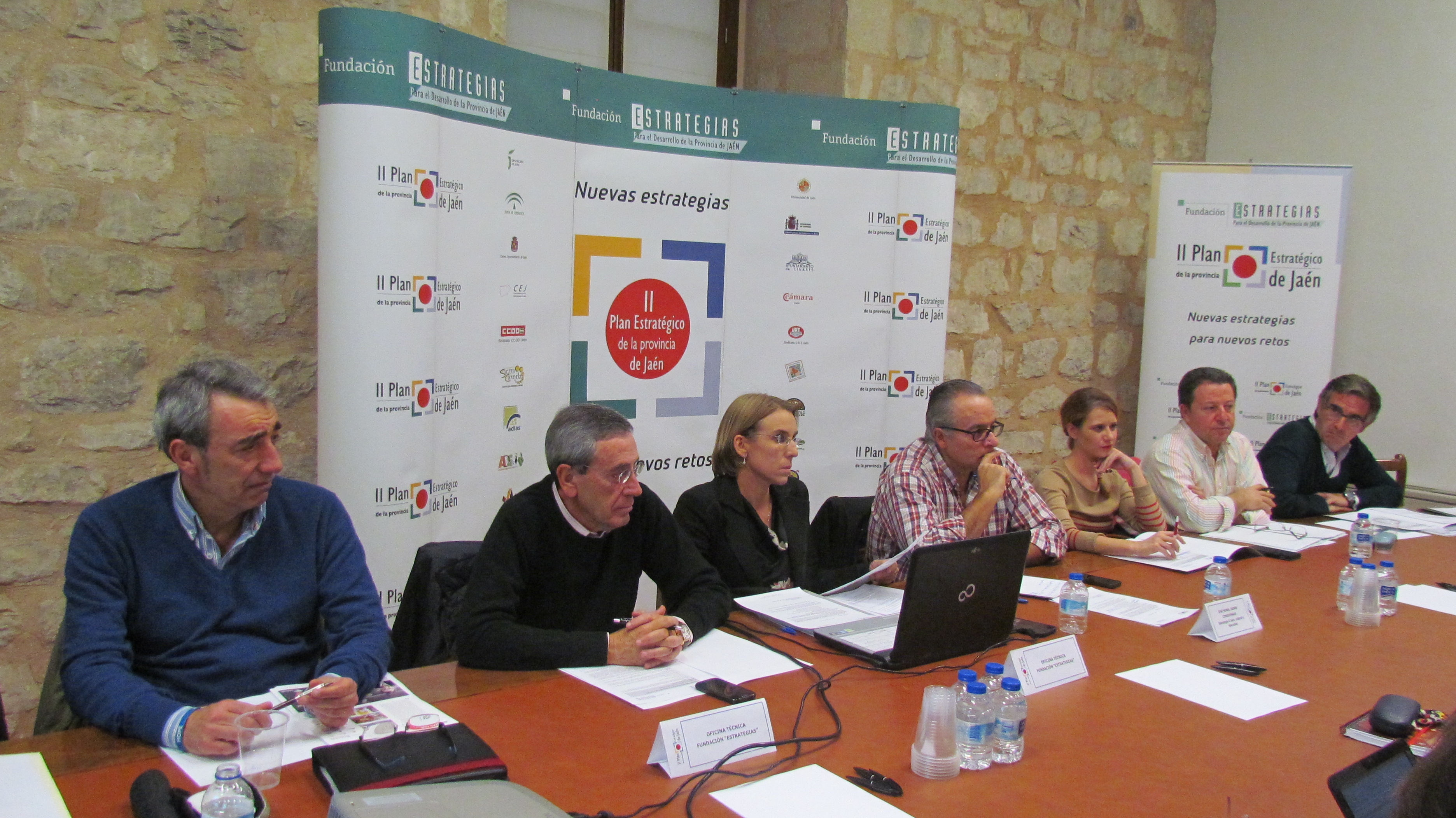 Miembros de la comisión de seguimiento e impulso de la Estrategia 4 durante la reunión