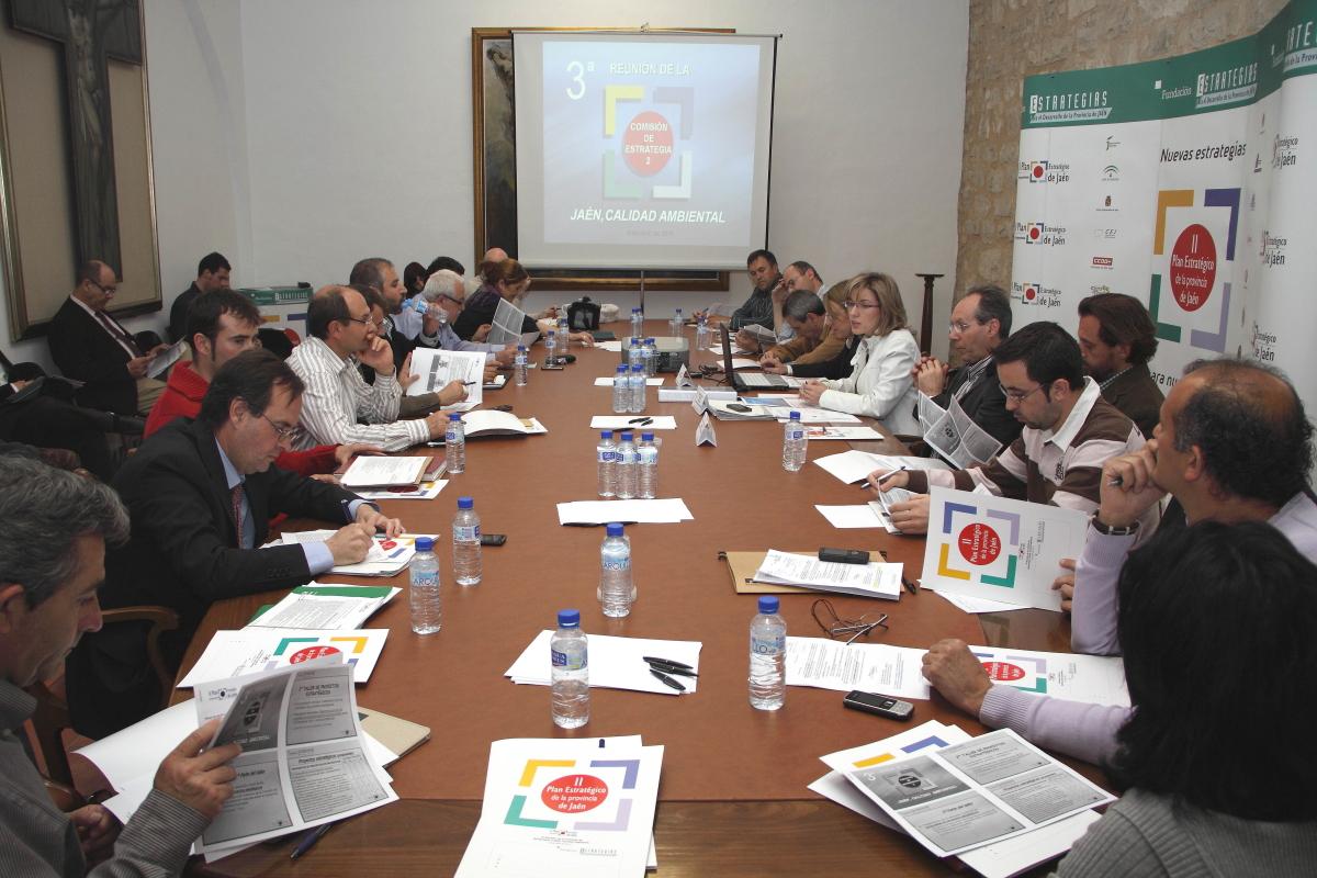 Miembros de la Comisión de Estrategia 2 durante la reunión