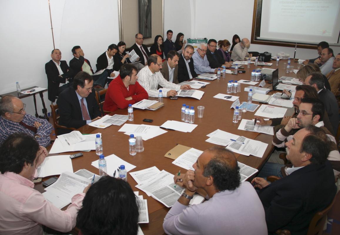 Miembros de la Comisión de Estrategia 2 durante la reunión