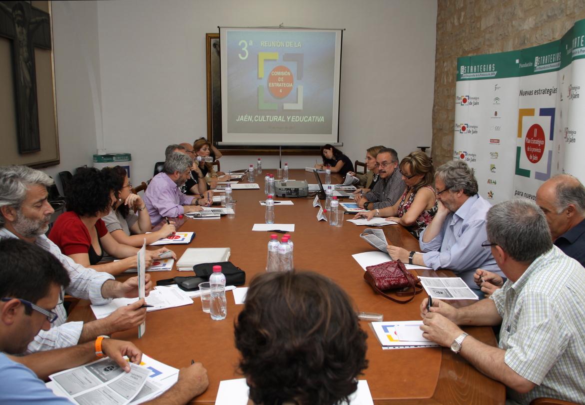 Miembros de la Comisión de Estrategia 4 durante la reunión