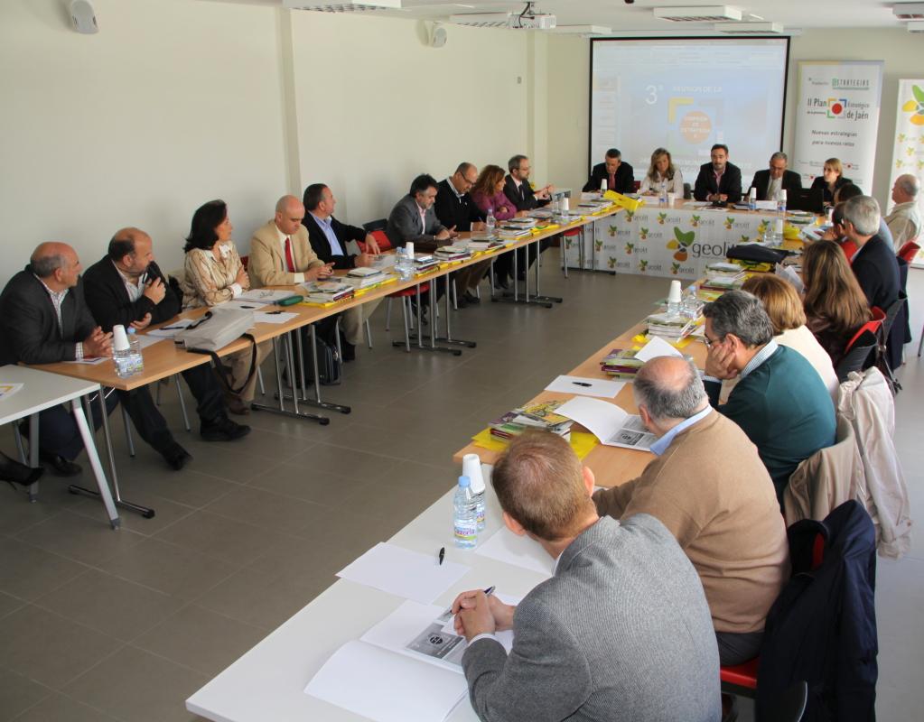 Miembros de la Comisión de Estrategia 6 durante la reunión