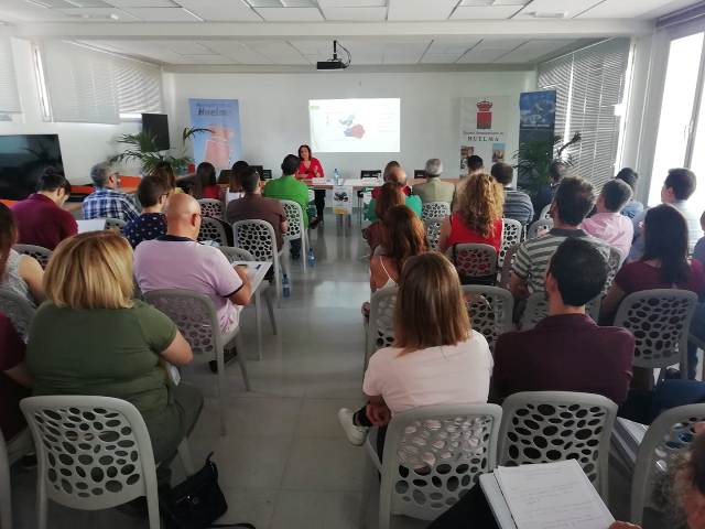 Ponencia: Los Espacios Naturales Protegidos como motor de desarrollo local: los casos de Sierra Nevada y Sierra de Huétor. Intervino Mª José Rodríguez (Alfanevada)