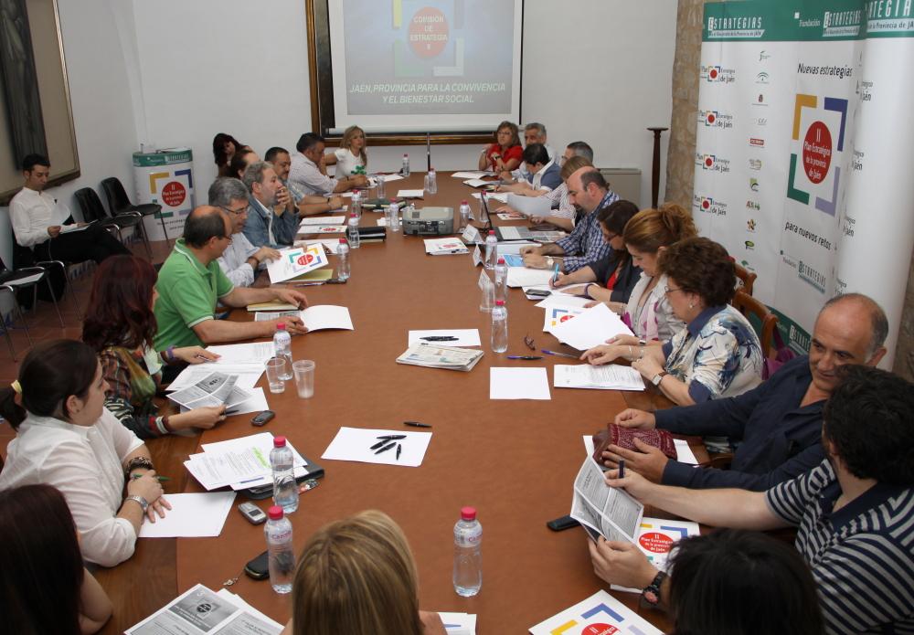 Miembros de la Comisión de Estrategia 8 durante la reunión