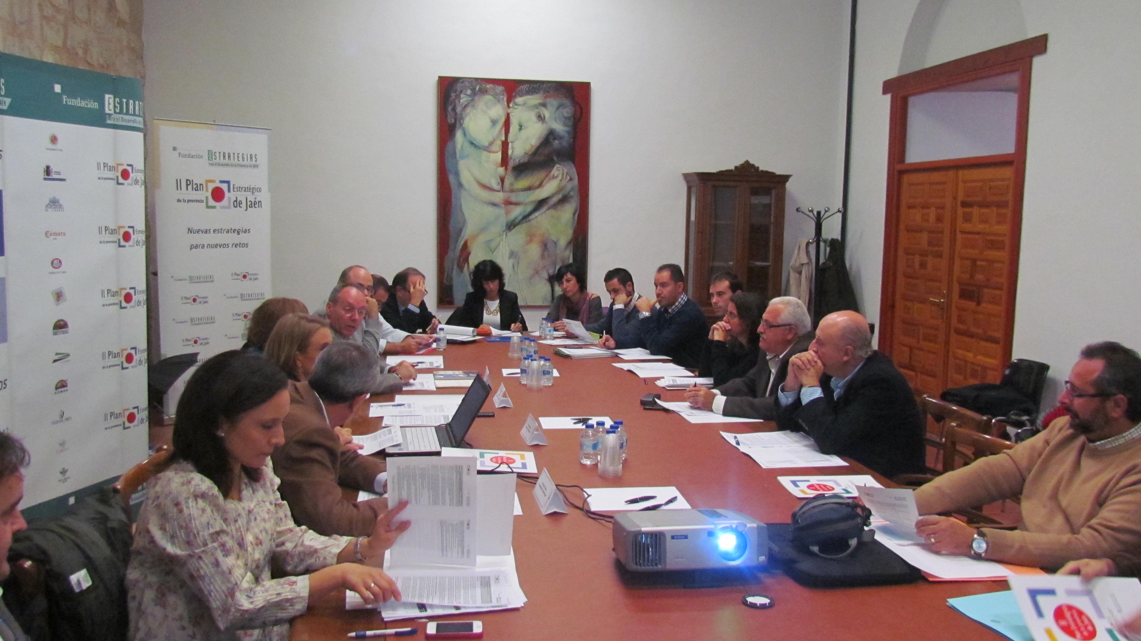 Miembros de la comisión de seguimiento e impulso de la Estrategia 2 durante la reunión