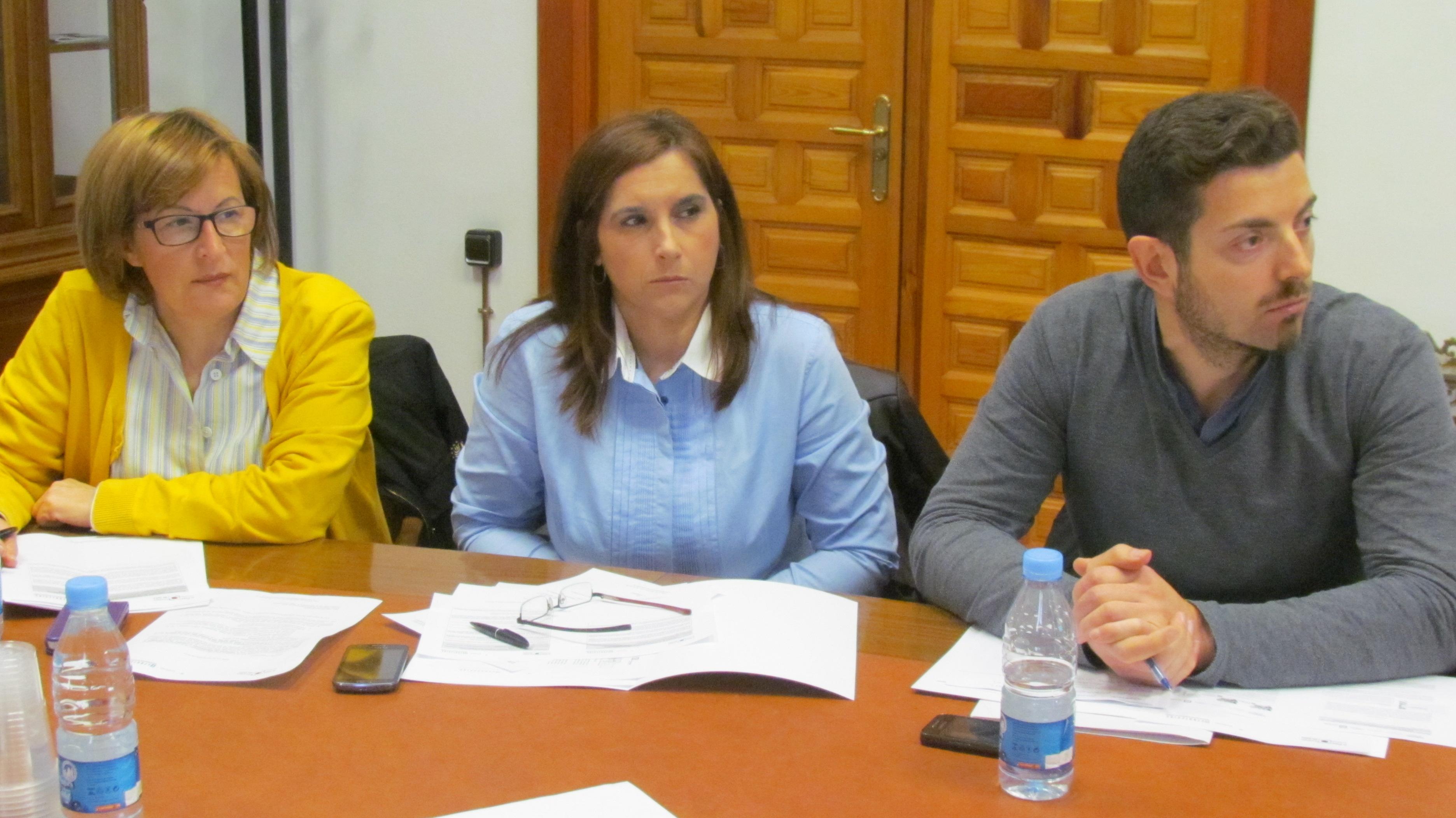 Capilla Vega Sabariego (UGT), Manuela López Rufián (IAM) y Francisco Cantero (CCOO)