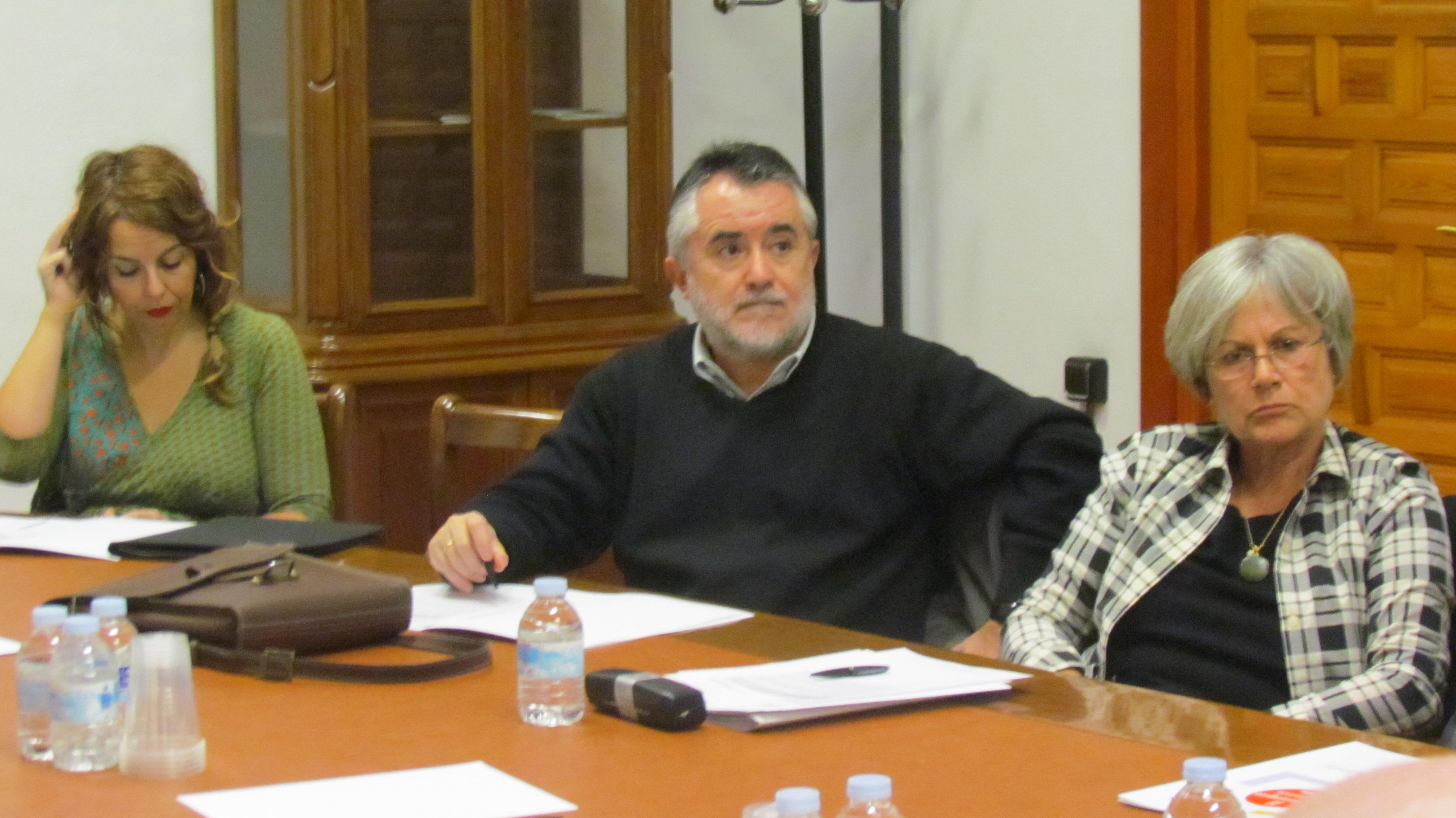 Estrella Ordóñez (CCOO), Rafael Olmo (Diputación) y Carmen Pérez (Ayto. de Jaén)