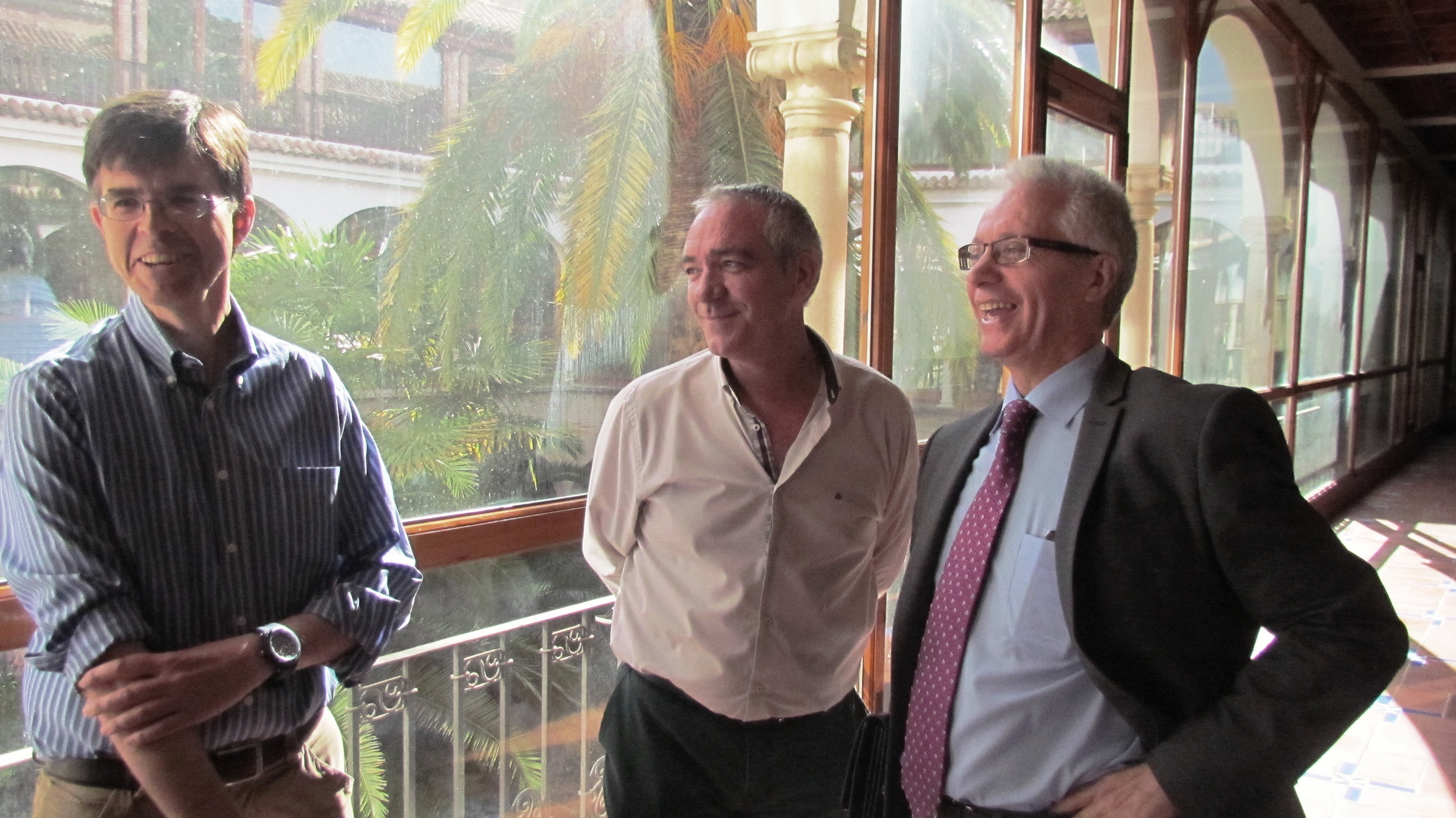 T. Boyano (Colegio Economistas), Eduardo Bueno (IMEFE) y Juan Gallego (Caja Rural de Jaén)