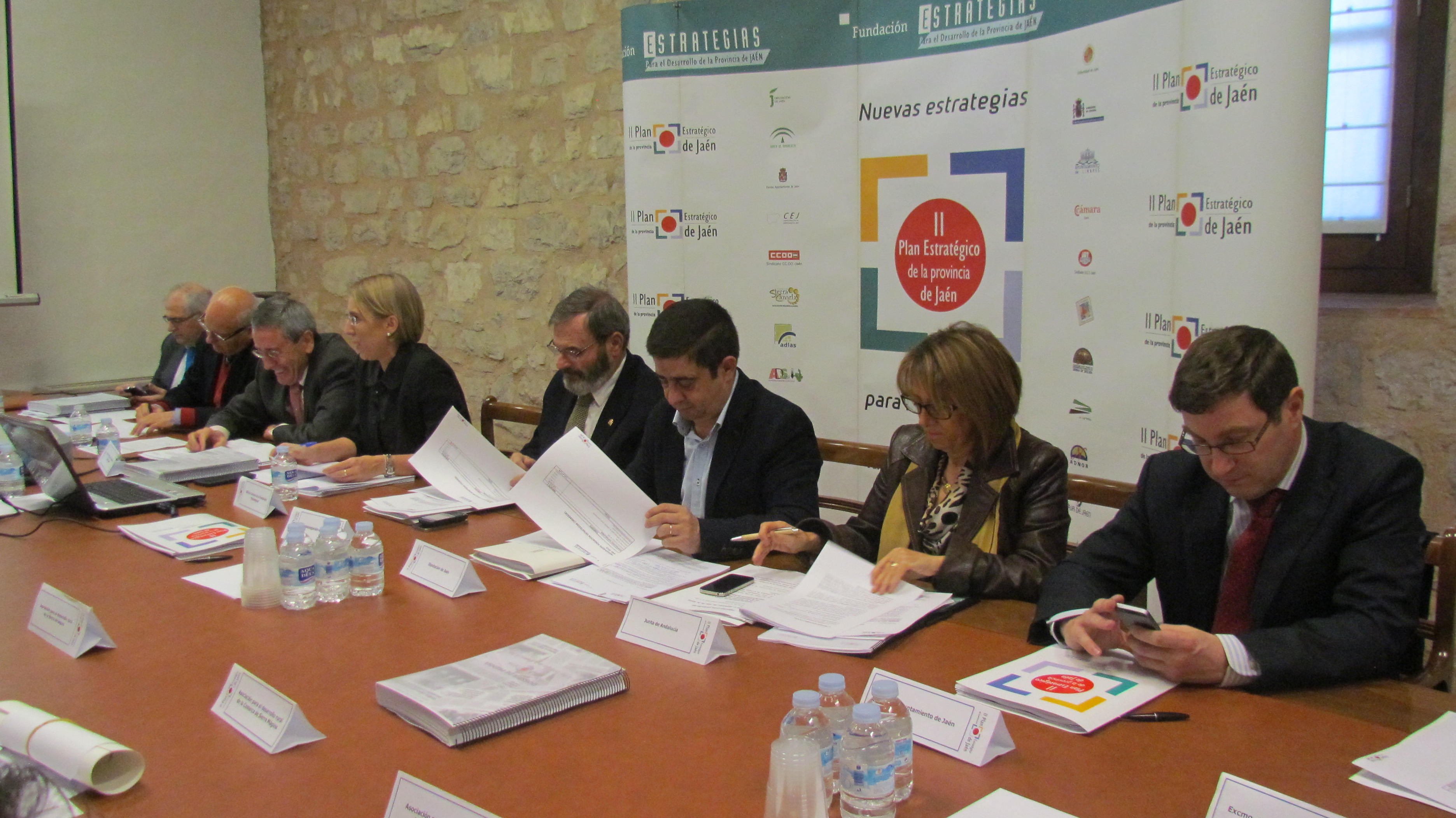 M. Parras y J. M. de Faramiñán (UJA), A. Martín Mesa e I. Herrador (Fundación), Juan Lillo (Subdelegación), Fco. Reyes (Diputación), P. Gálvez (Delg. Gobierno) y M. Contreras (Ayto. Jaén)