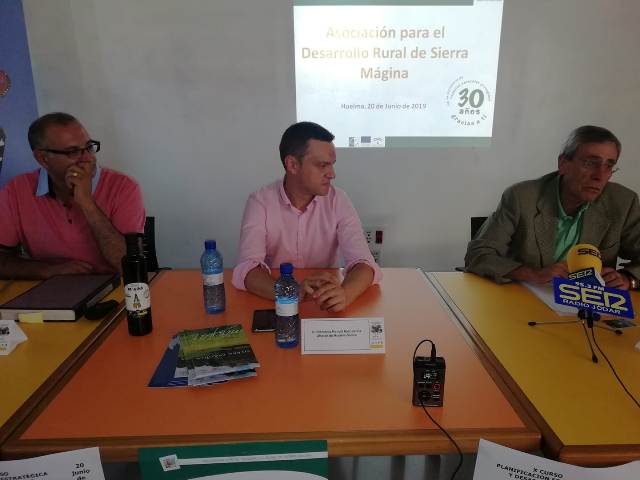 Mesa redonda: El Parque Natural como motor del desarrollo de la comarca de Sierra Mágina. Moderó A. Martín Mesa (Cátedra Planificación UJA). Intervinieron: J. Vico (ADR Sierra Mágina), F. Ruiz (Ayto. Huelma-Solera) y R. Torres (P.N. Sierra Mágina)