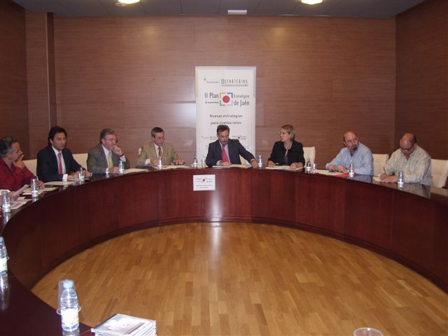 Felipe López preside la reunión con los agentes económicos y sociales de la provincia