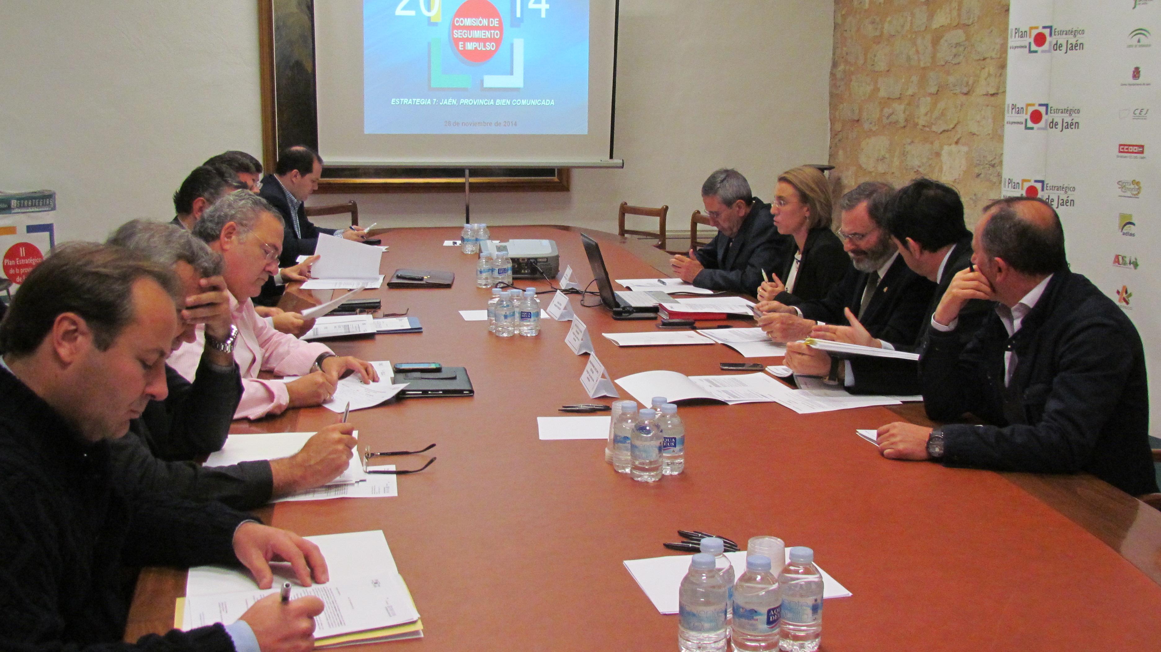 Asistentes a la comisión de seguimiento e impulso de la Estrategia 7 durante la reunión