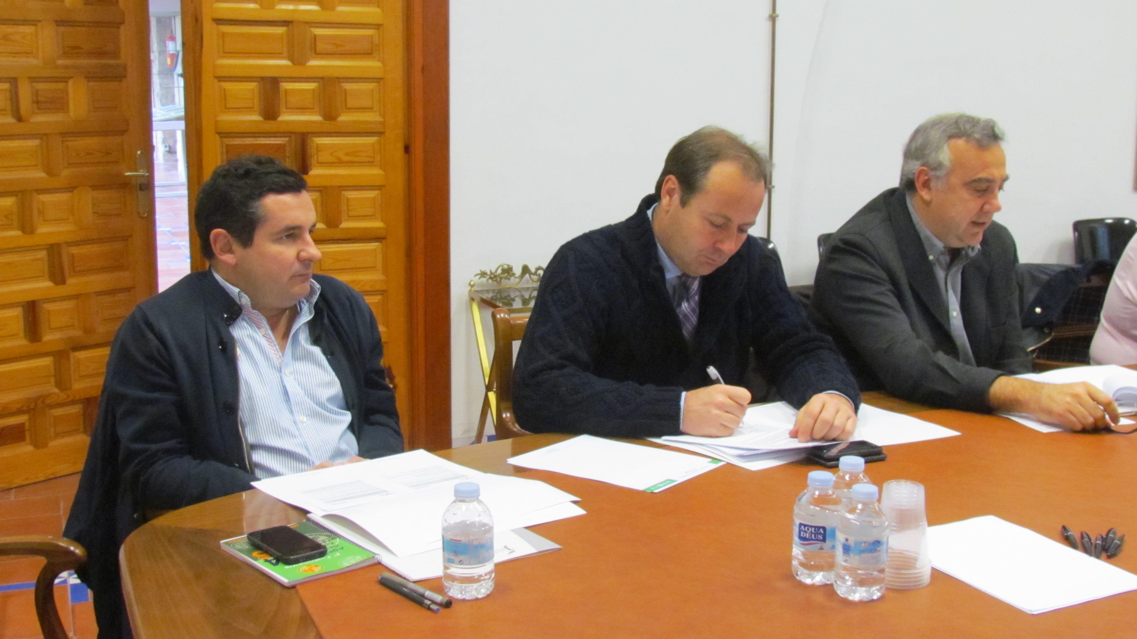 Ramón Carpena (Colegio de Ingenieros), Francisco Moltabán (Consorcio Transporte Metropolitano) y José Carlos Sobrado (Diputación Provincial)