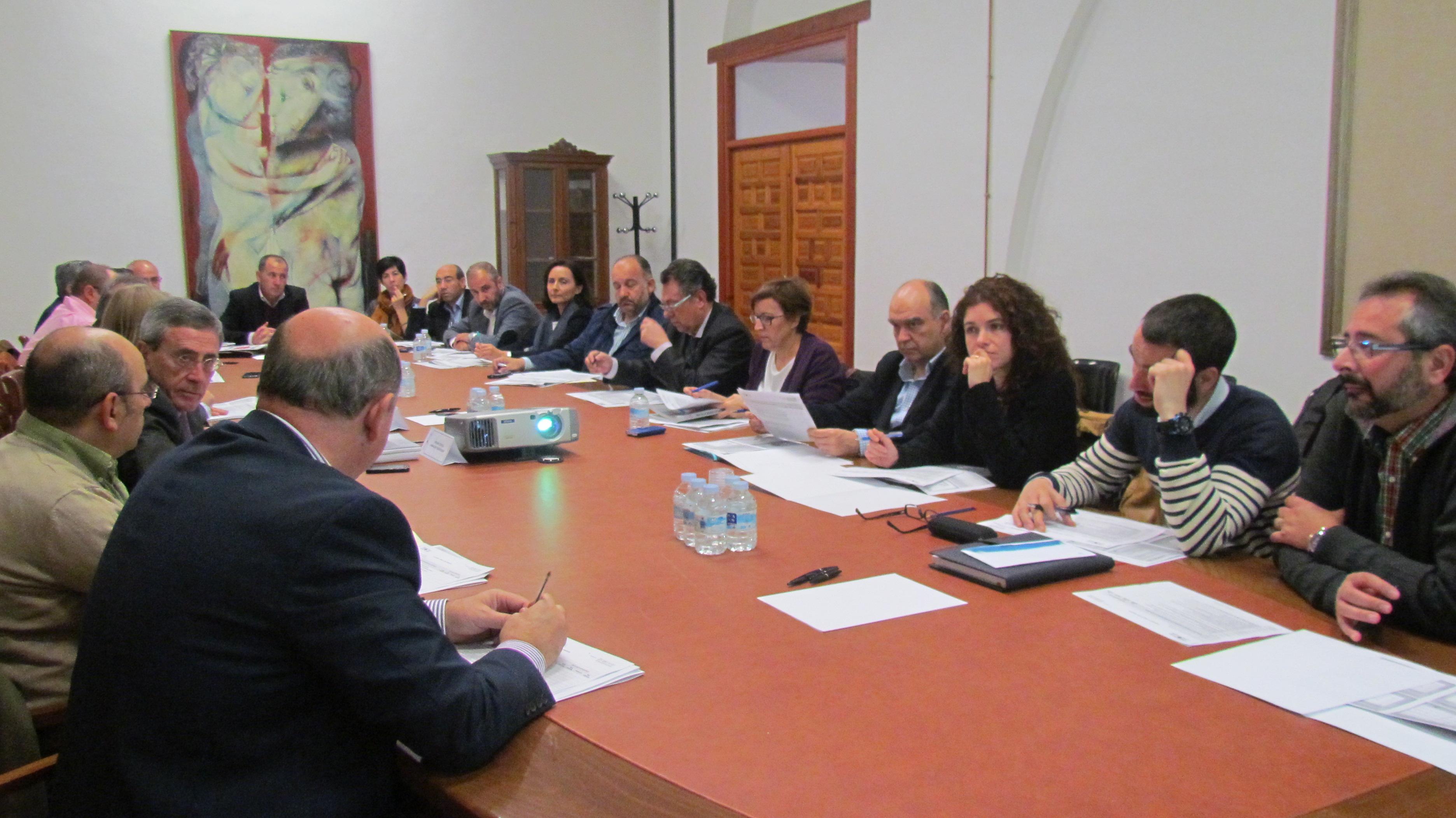 Miembros de la comisión de seguimiento e impulso de la Estrategia 2 durante la reunión