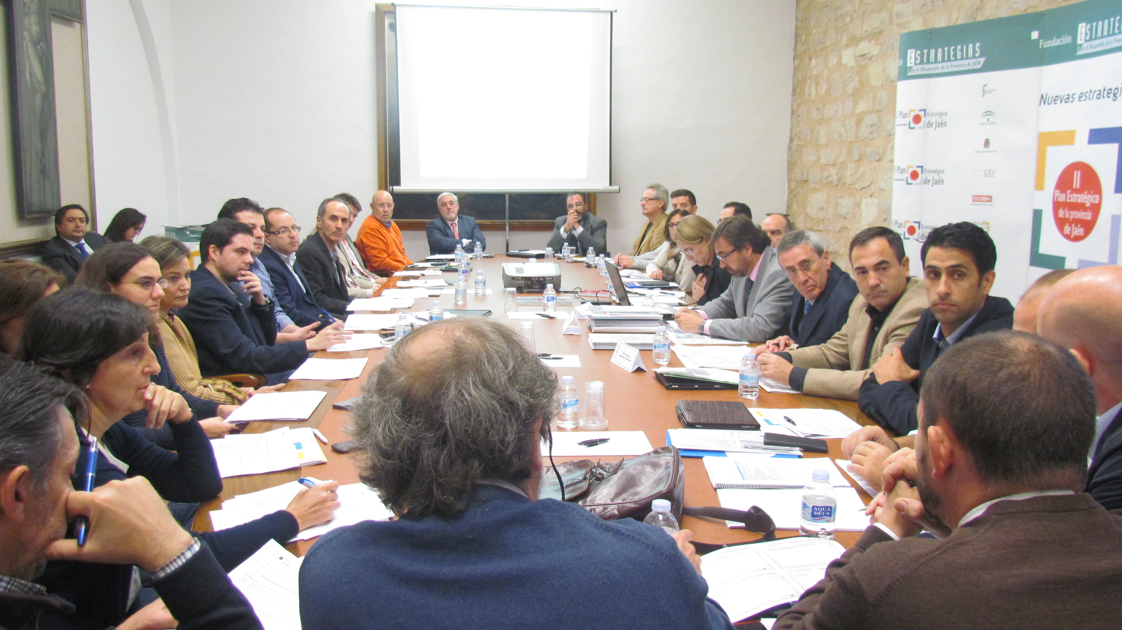 Miembros de la comisión de seguimiento e impulso de la Estrategia 3 durante la reunión