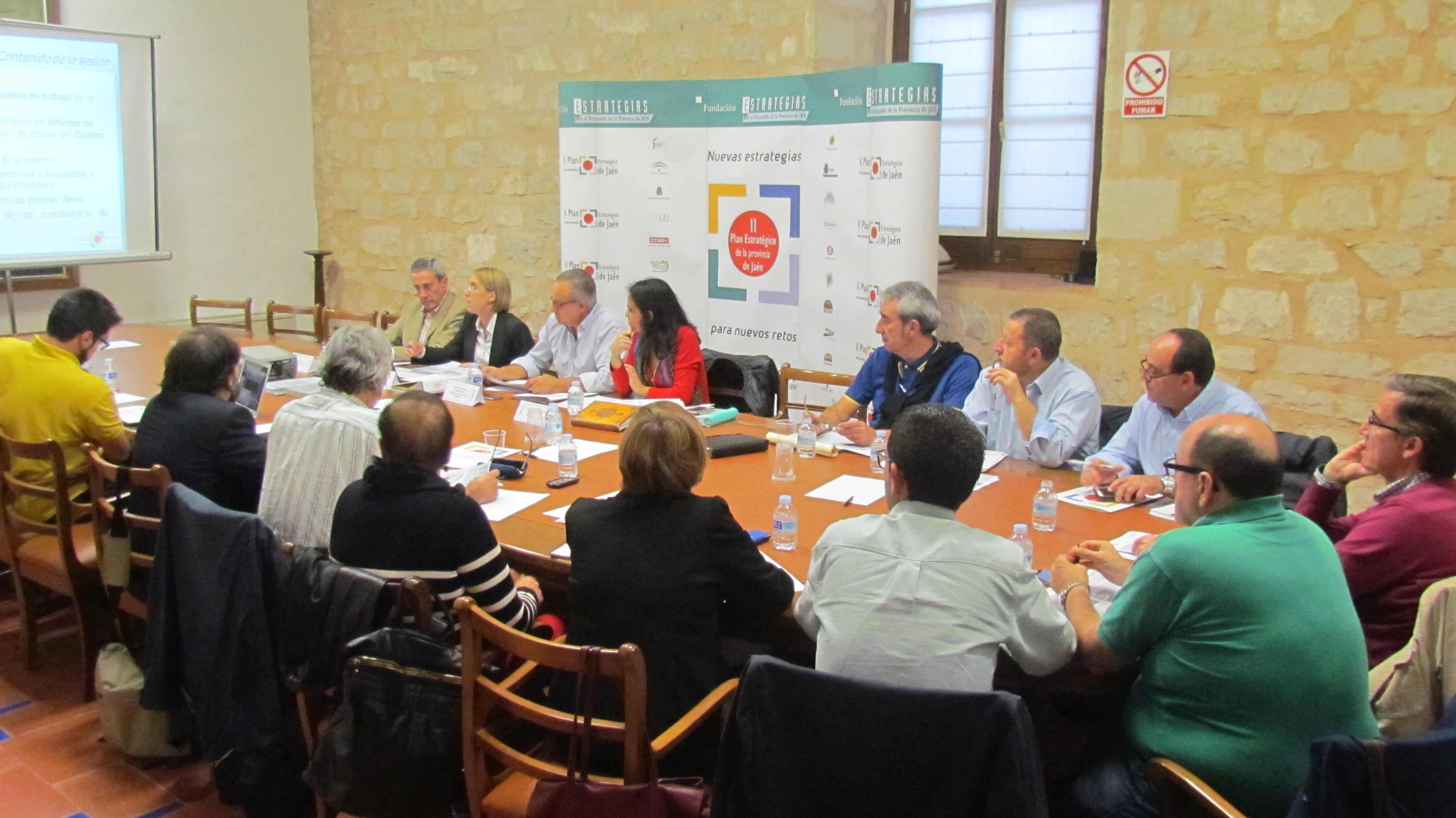 Miembros de la comisión de seguimiento e impulso de la Estrategia 4 durante la reunión