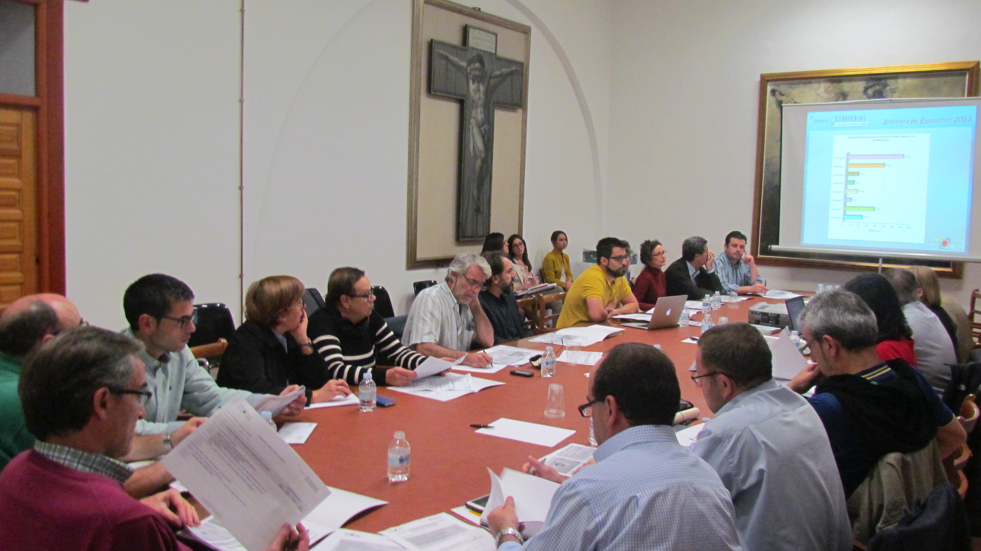 Miembros de la comisión de seguimiento e impulso de la Estrategia 4 durante la reunión