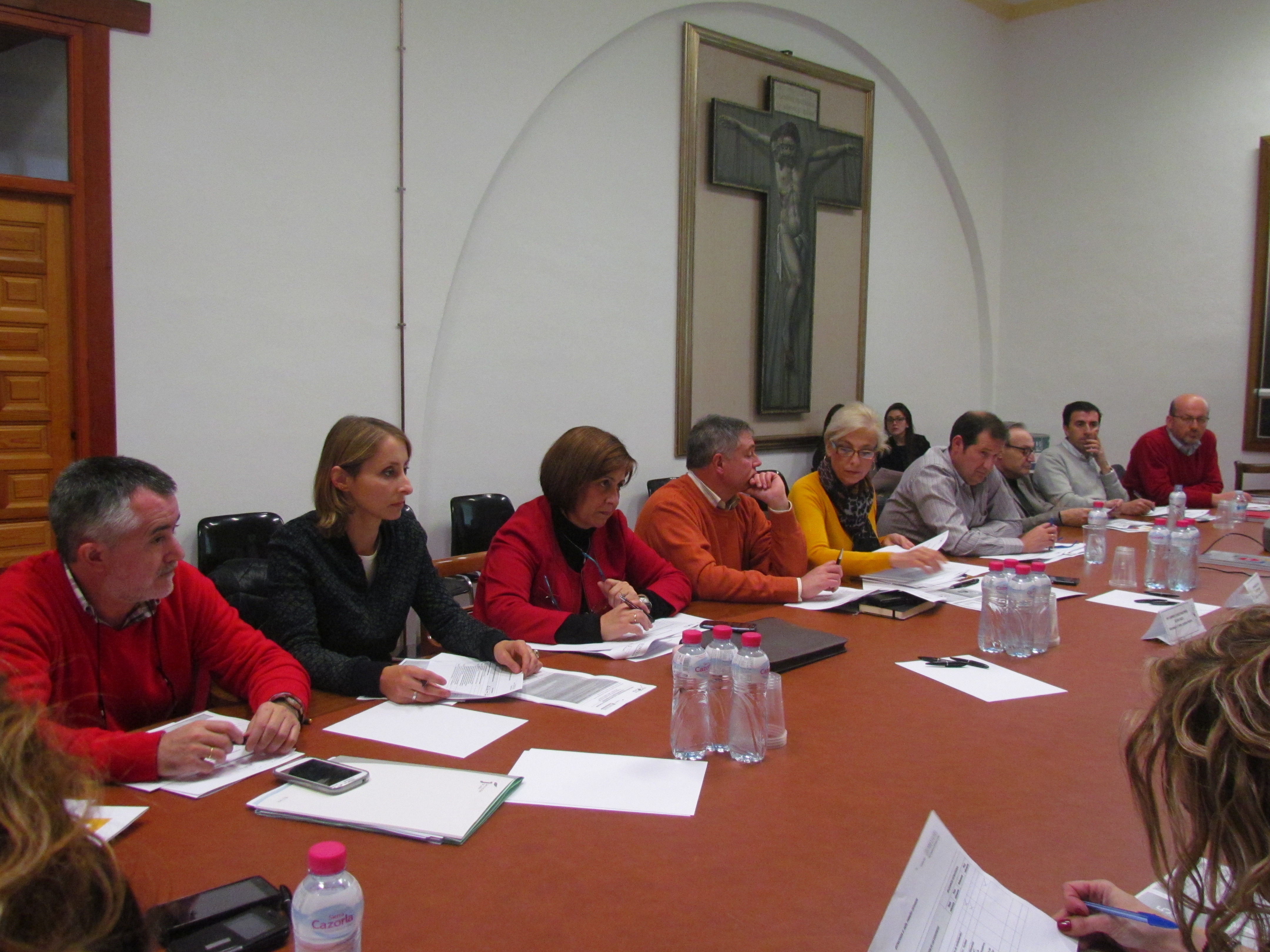 Miembros de la comisión de seguimiento e impulso de la Estrategia 5 durante la reunión