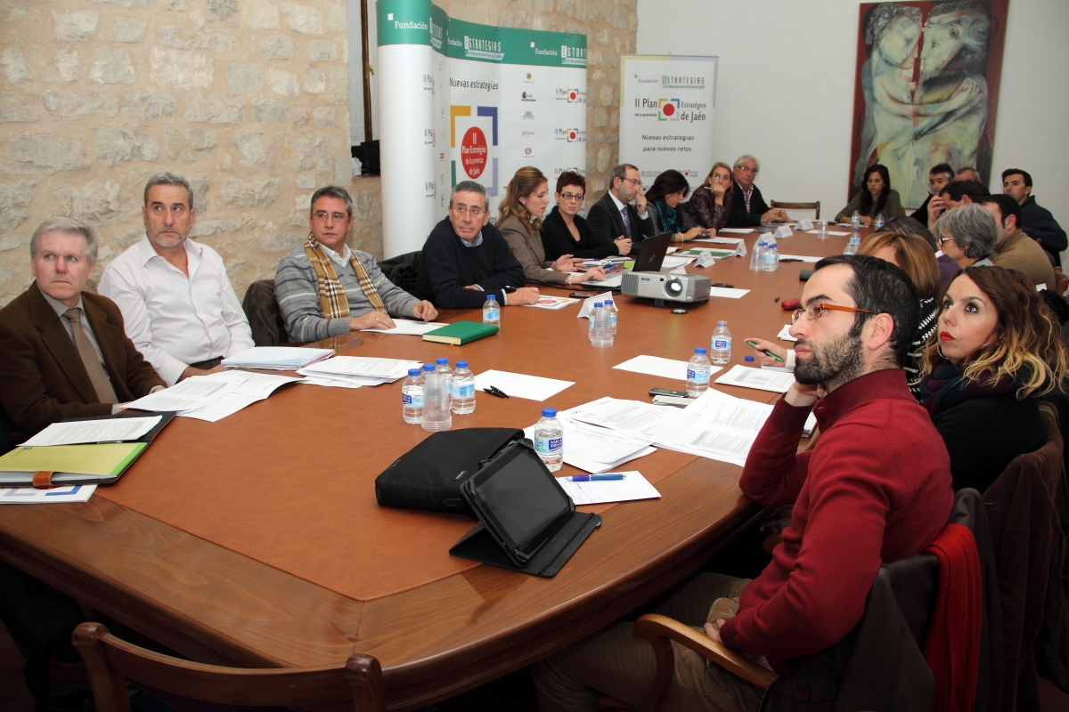 Miembros de la comisión de seguimiento e impulso de la Estrategia 5 durante la reunión