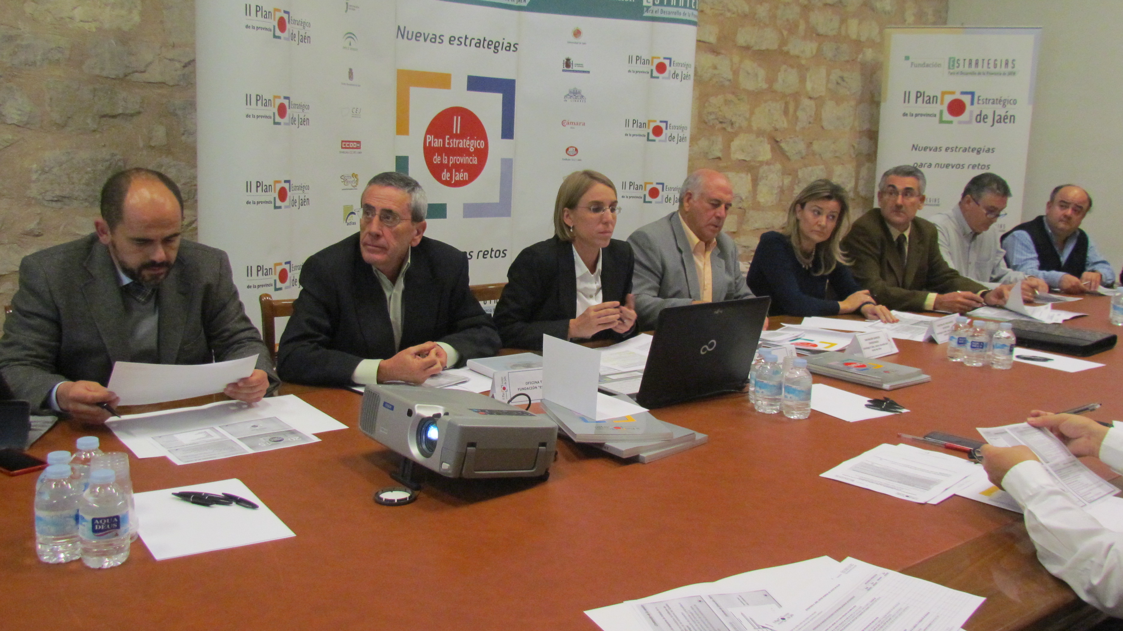 Miembros de la comisión de seguimiento e impulso de la Estrategia 6 durante la reunión