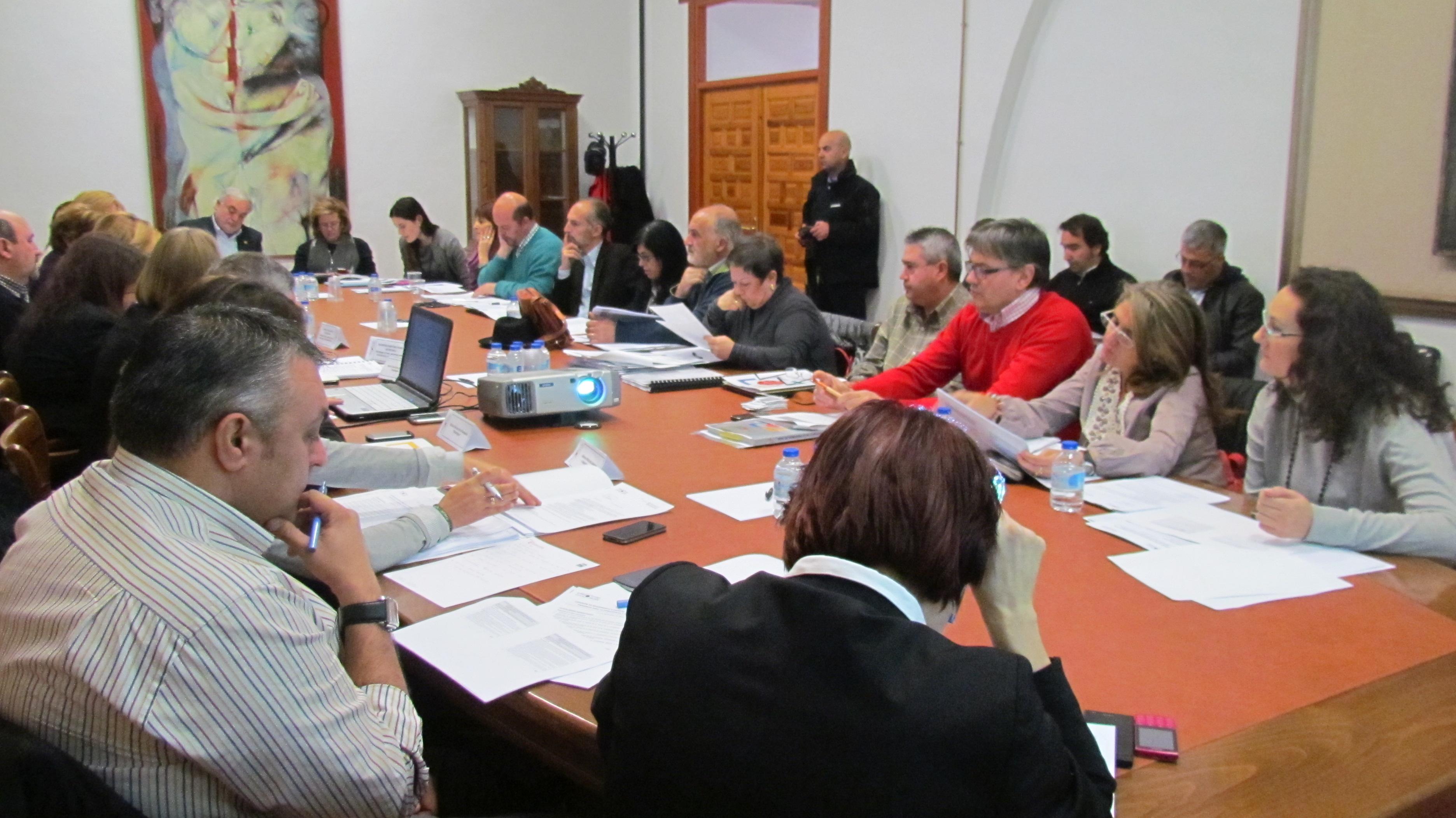 Miembros de la comisión de seguimiento e impulso de la Estrategia 8 durante la reunión