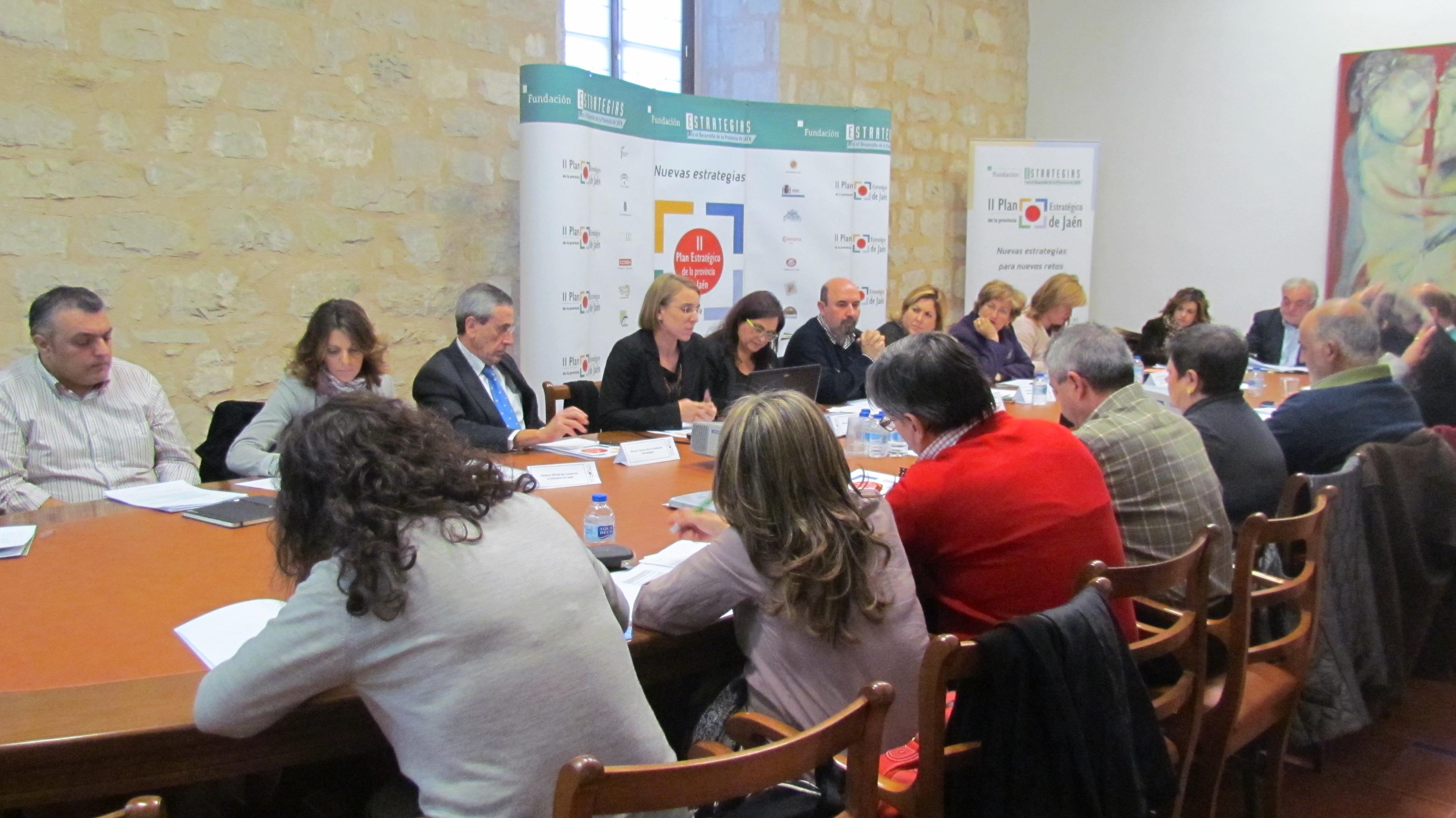 Miembros de la comisión de seguimiento e impulso de la Estrategia 8 durante la reunión