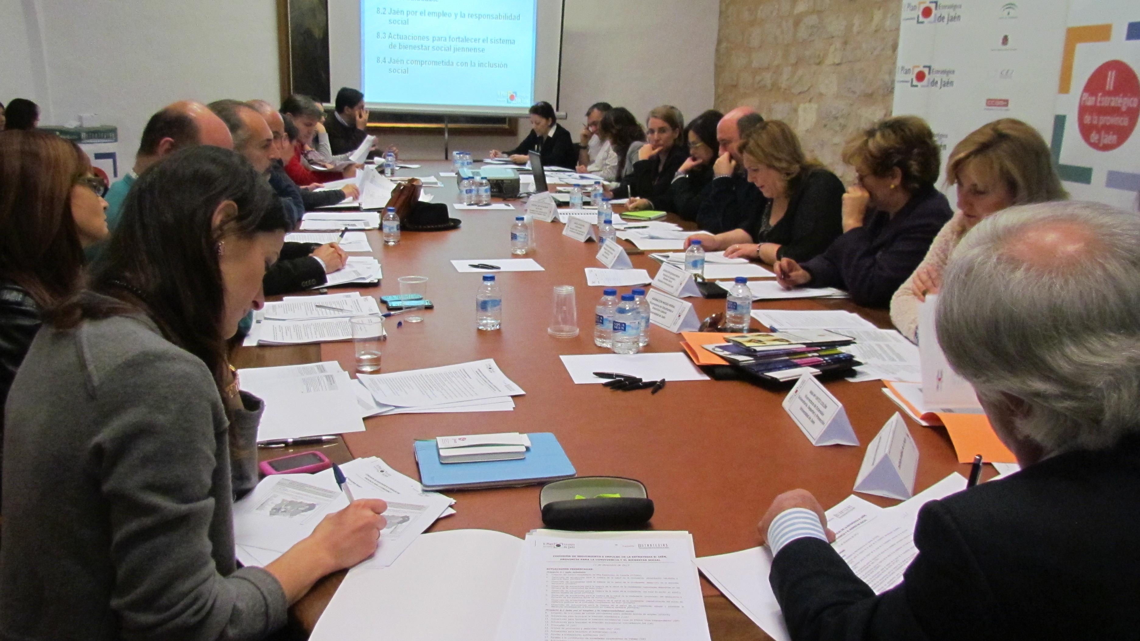 Miembros de la comisión de seguimiento e impulso de la Estrategia 8 durante la reunión