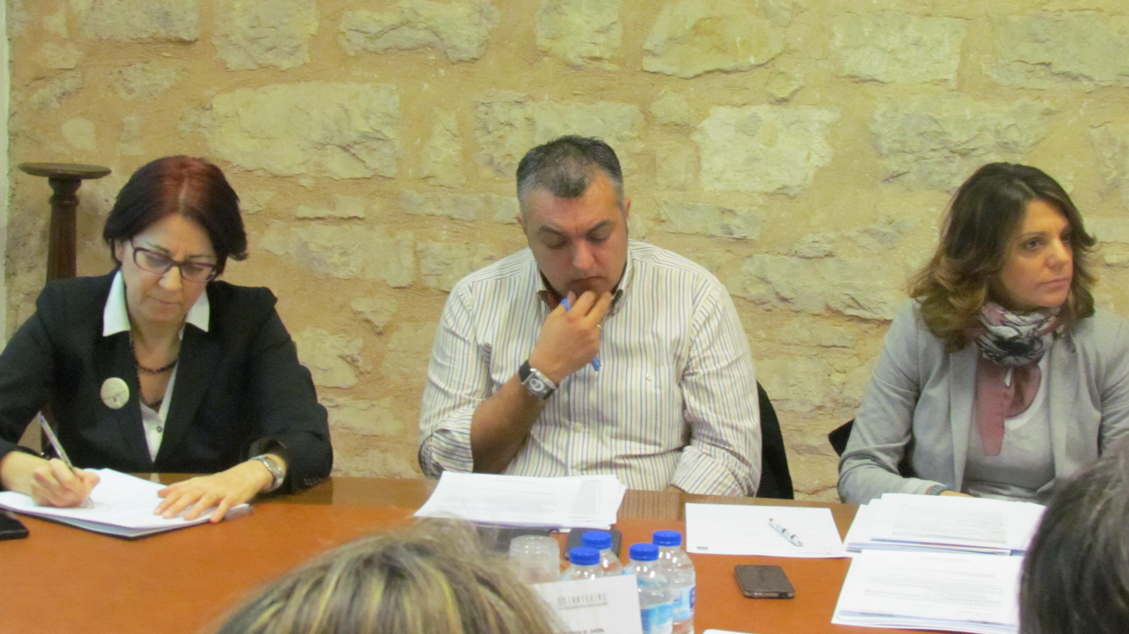 Mª Ángeles Sobreviela Fonruge, Andrés González Escribano y Eva Infante Blanco durante la reunión